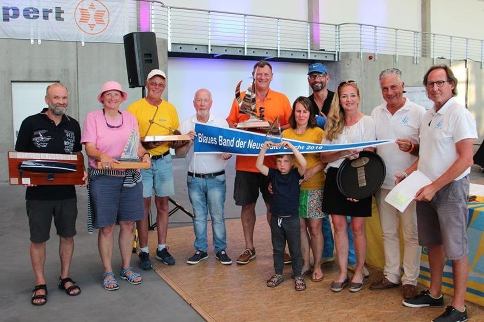 Braun gebrannt und glücklich: die Preisträger der Sonderpreise mit Bürgervorsteher Sönke Sela (4. v. lks.), Oliver Seiter (2. v. re.) und Regattaleiter Andreas Beckmann (re.).
