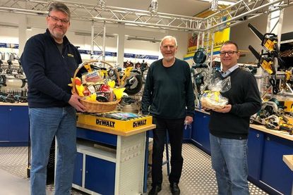 Marktleiter Christian Markmann, Inhaber Nils Janus und Geschäftsführer Thorsten Schmidt (v. lks.).