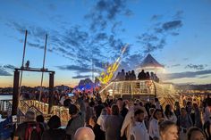 Die Grömitzer Seebrücke wird zur Kulisse für entspannte Sommernächte.