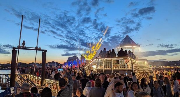 Die Grömitzer Seebrücke wird zur Kulisse für entspannte Sommernächte.