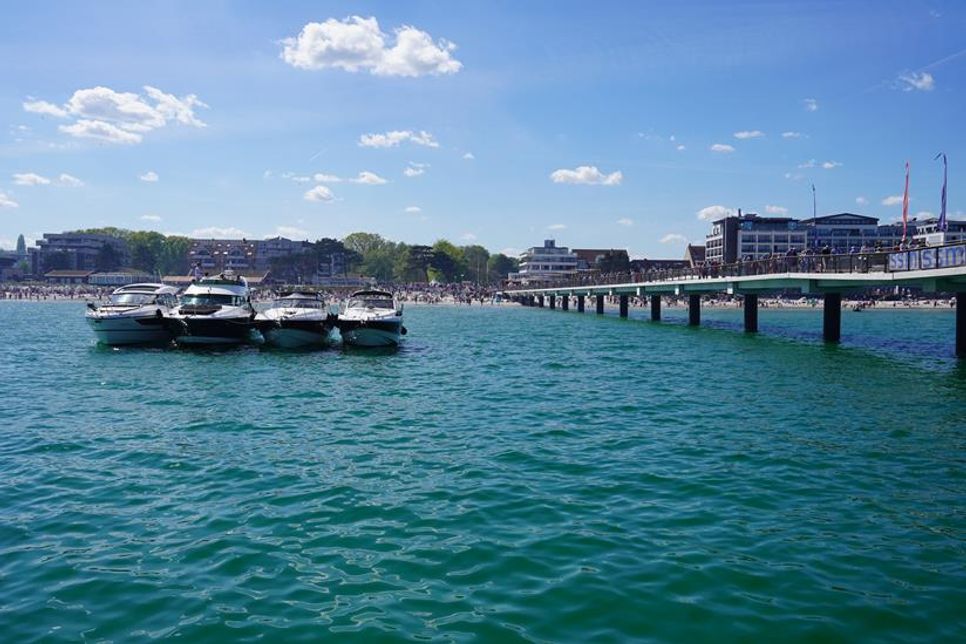 Auch mit dem Boot kommen viele Sonnenanbeter und Badegäste gerne aus den Nachbarhäfen in Niendorf und Neustadt für einen Sommerausflug nach Scharbeutz.