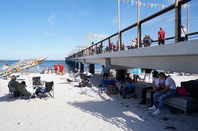Die neue Seebrücke Scharbeutz ist das moderne Wahrzeichen des Ostseebades und bietet einen weiten Blick über die Ostsee.