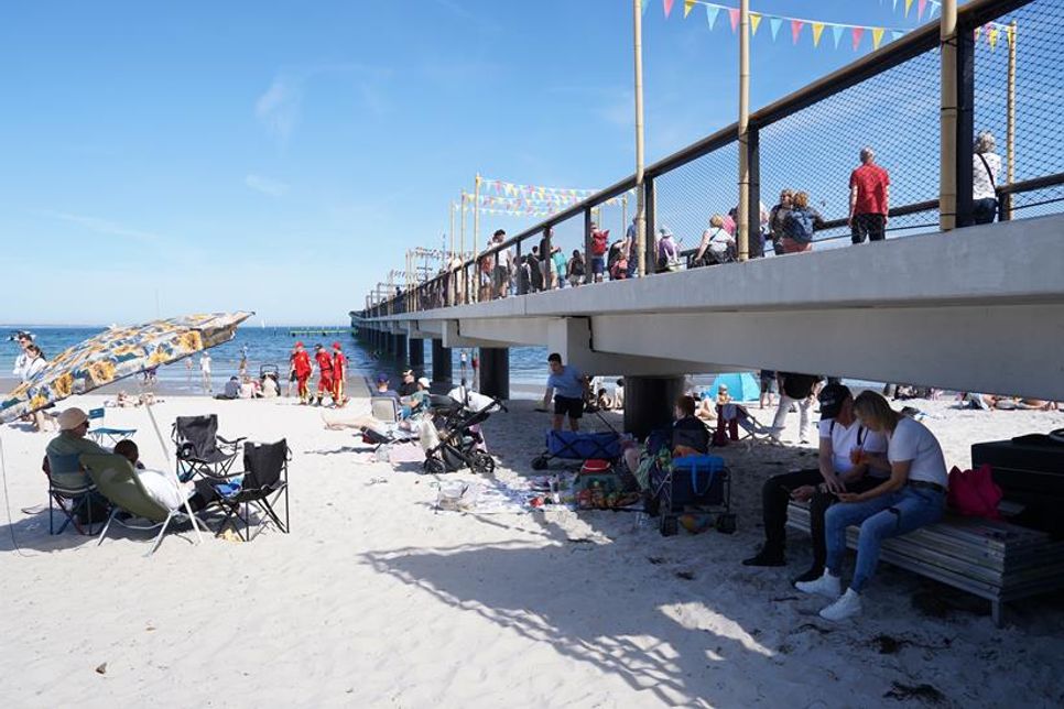 Die neue Seebrücke Scharbeutz ist das moderne Wahrzeichen des Ostseebades und bietet einen weiten Blick über die Ostsee.
