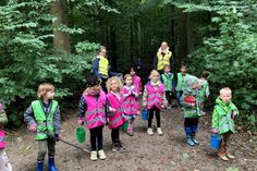 Mit Eimern, Greifern und Handschuhen ausgestattet, machten sich die Kinder auf zum Müllsammeln.
