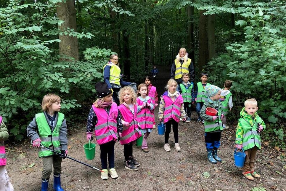 Mit Eimern, Greifern und Handschuhen ausgestattet, machten sich die Kinder auf zum Müllsammeln.