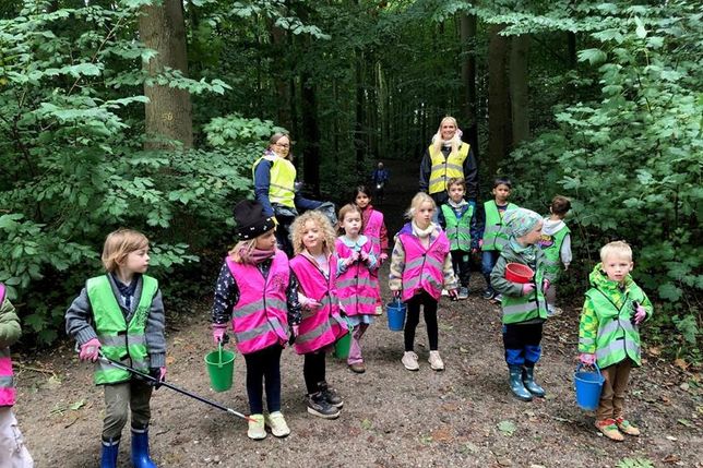 Mit Eimern, Greifern und Handschuhen ausgestattet, machten sich die Kinder auf zum Müllsammeln.