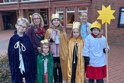 Die Zwillinge Tiark und Mila (6) sowie Milena (11), Liliana (10) und Victoria (11) wurden am 12. Dezember von Pastorin Yasmin Glatthor und Simone Czemper (hinten rechts) eingekleidet.