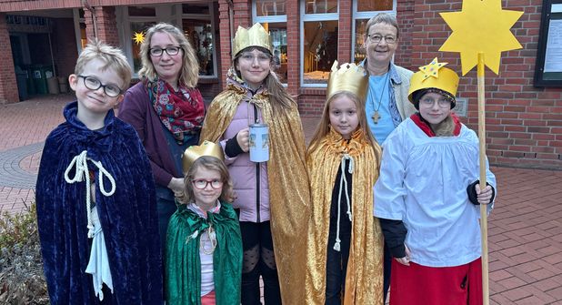 Die Zwillinge Tiark und Mila (6) sowie Milena (11), Liliana (10) und Victoria (11) wurden am 12. Dezember von Pastorin Yasmin Glatthor und Simone Czemper (hinten rechts) eingekleidet.
