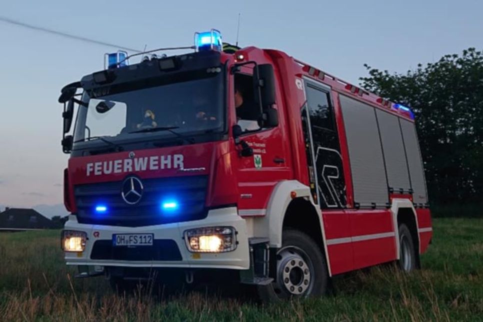 Das moderne Hilfeleistungslöschgruppenfahrzeug, kurz HLF 10, der Freiwilligen Feuerwehr steht zum Aktionstag „Feuer & Flamme“ vor dem Dorf- und Schulmuseum, um über die Arbeit der Freiwilligen Helfer zu informieren.