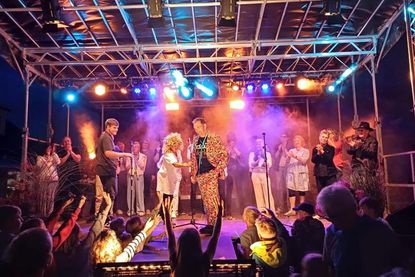 Bühne frei für beste Stimmung: Bei der Playback-Show auf dem Seebrückenplatz feiert ganz Kellenhusen gemeinsam.