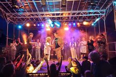 Bühne frei für beste Stimmung: Bei der Playback-Show auf dem Seebrückenplatz feiert ganz Kellenhusen gemeinsam.