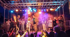 Bühne frei für beste Stimmung: Bei der Playback-Show auf dem Seebrückenplatz feiert ganz Kellenhusen gemeinsam.