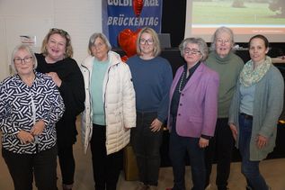 Der neue Vorstand mit Petra Templin, Regina Reshöft, Angelika Pomplum, Tina Schmid, Sibylle von Brunn, Renate Luise Ackermann und Beatrice Grell (v. lks.).