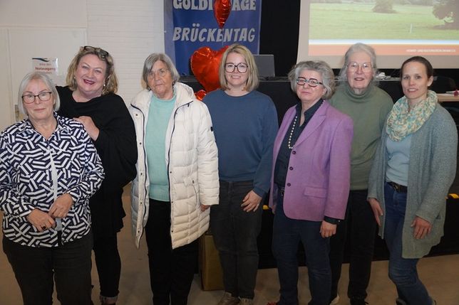Der neue Vorstand mit Petra Templin, Regina Reshöft, Angelika Pomplum, Tina Schmid, Sibylle von Brunn, Renate Luise Ackermann und Beatrice Grell (v. lks.).