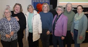 Der neue Vorstand mit Petra Templin, Regina Reshöft, Angelika Pomplum, Tina Schmid, Sibylle von Brunn, Renate Luise Ackermann und Beatrice Grell (v. lks.).