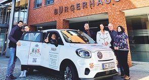 Dank regionaler Unternehmen: Gemeinde Scharbeutz erhält neues Elektrofahrzeug
