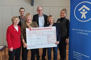 Mechtild Piechulla (1.Vorsitzende DKSB OH), Henning Reimann, Bettina Hagedorn (Bundestagsabgeordnete SPD), Martin Liegmann, Sandra Redmann (Landtagsabgeordnete SPD) und Kerstin Olschowsky (Geschäftsführerin DKSB OH; v. lks.) bei der Spendenübergabe.