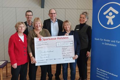 Mechtild Piechulla (1.Vorsitzende DKSB OH), Henning Reimann, Bettina Hagedorn (Bundestagsabgeordnete SPD), Martin Liegmann, Sandra Redmann (Landtagsabgeordnete SPD) und Kerstin Olschowsky (Geschäftsführerin DKSB OH; v. lks.) bei der Spendenübergabe.