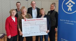 Mechtild Piechulla (1.Vorsitzende DKSB OH), Henning Reimann, Bettina Hagedorn (Bundestagsabgeordnete SPD), Martin Liegmann, Sandra Redmann (Landtagsabgeordnete SPD) und Kerstin Olschowsky (Geschäftsführerin DKSB OH; v. lks.) bei der Spendenübergabe.
