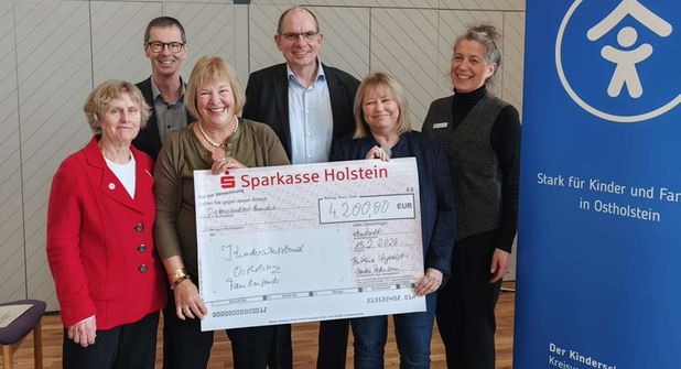 Mechtild Piechulla (1.Vorsitzende DKSB OH), Henning Reimann, Bettina Hagedorn (Bundestagsabgeordnete SPD), Martin Liegmann, Sandra Redmann (Landtagsabgeordnete SPD) und Kerstin Olschowsky (Geschäftsführerin DKSB OH; v. lks.) bei der Spendenübergabe.