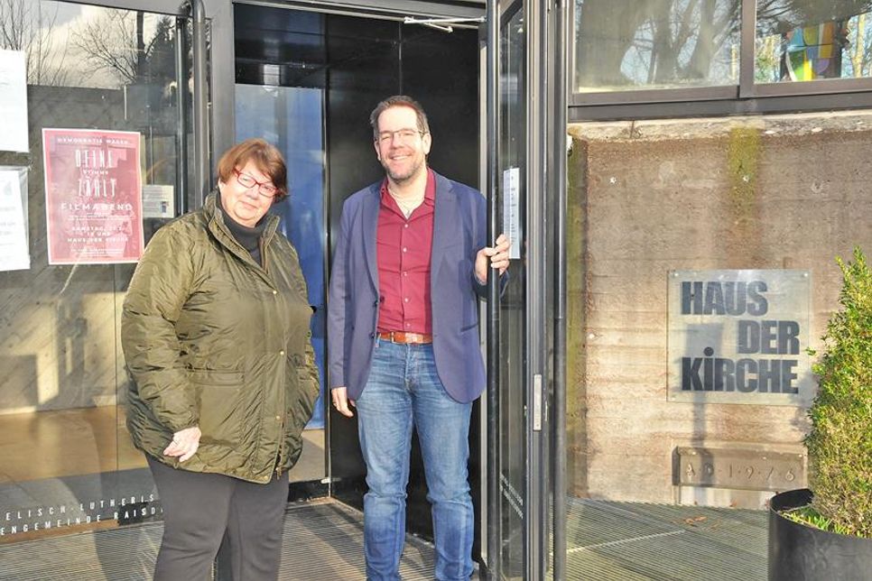 Sinkenden Mitgliederzahlen zum Trotz: Pastor Benjamin Pohlmann und Ursula Voigt sehen die Kirche in Schwentinental auf einem guten Weg.