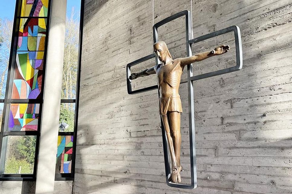 Diese Christus-Darstellung hatte der Raisdorfer Künstler Fritz During 1960 für die St. Martin Kirche geschaffen. Dort hing es zentral im Altarraum. Wegen Umgestaltung der Kirche musste das Kunstwerk weichen. Seit rund zehn Jahren befindet es sich im Haus der Kirche.