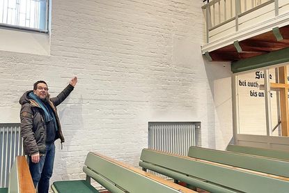 Pastor Benjamin Pohlmann in der St. Martin Kirche: hier könnte die Christus-Darstellung künftig ihren Platz finden.