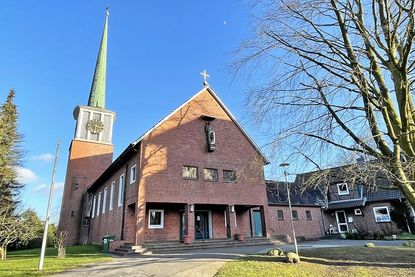 Das ehemalige Pastorat der St. Martin Kirche (Anbau rechts im Bild) soll künftig Raum für kirchliche Veranstaltungen bieten.