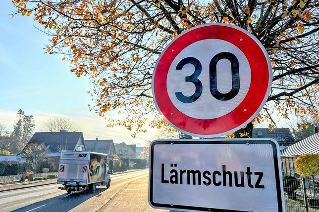 Tempo 30 wurde aufgrund von Lärmschutz angeordnet.