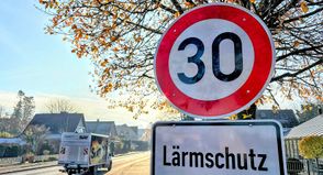 Tempo 30 wurde aufgrund von Lärmschutz angeordnet.