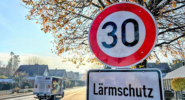 Tempo 30 wurde aufgrund von Lärmschutz angeordnet.