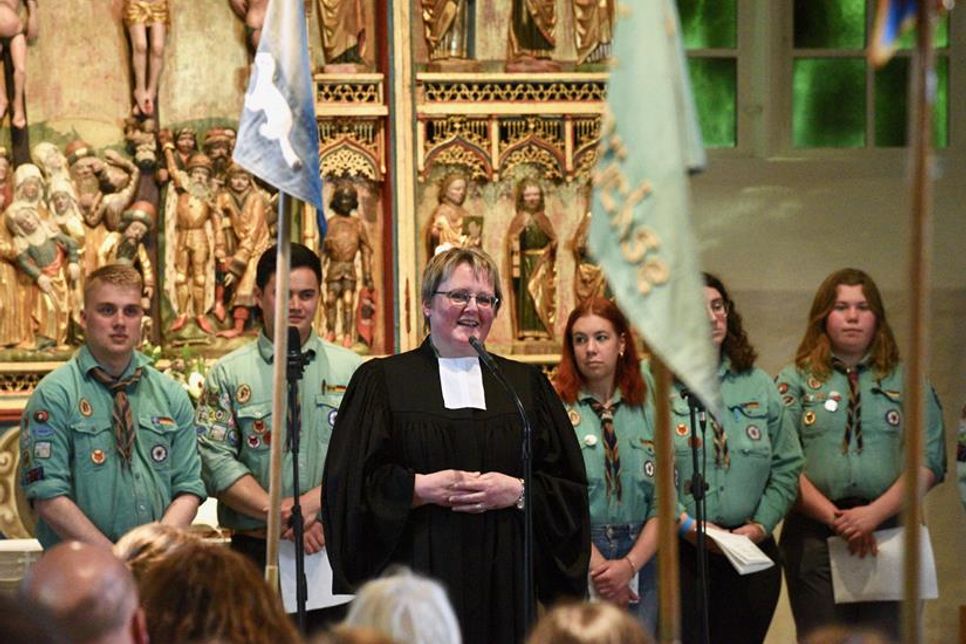 Pastorin Kathrin Oxen mit Pfadfindern.
