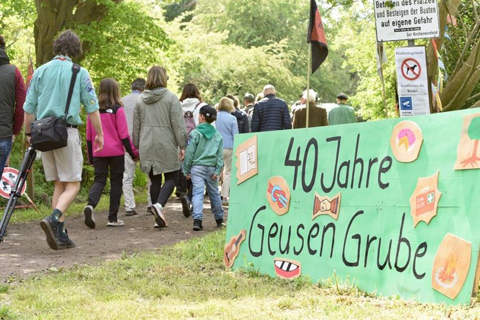 Besucher auf dem Weg zum Festgelände.