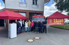 Die Freiwillige Feuerwehr Lenste freut sich auf den Grillabend und begrüßt neue Kameraden und Unterstützer vor dem Feuerwehrgerätehaus.