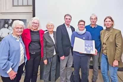 Geschafft! Haupt- und ehrenamtliche Mitarbeiter freuen sich über die erfolgreiche Auszeichnung (v.l.): Helga Lühr, Regina Hoffmann-Müller, Hannelore Löwe (ehrenamtliche Mitarbeiterinnen des Künstlermuseums), Ulrich Steffen (Geschäftsführer der Heinrich-Blunck-Stiftung), Henning Repetzky (freier Mitarbeiter des Künstlermuseums), Sigrid Paulsen-McCord (Presse- und Öffentlichkeitsarbeit Künstlermuseum), Sabine Behrens (Museumsleiterin).