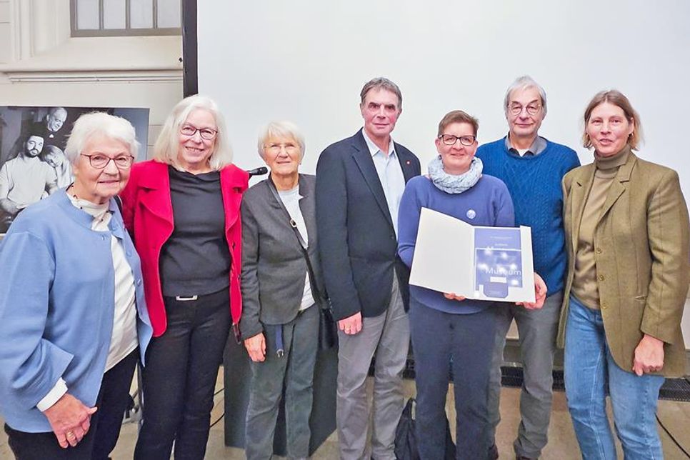 Geschafft! Haupt- und ehrenamtliche Mitarbeiter freuen sich über die erfolgreiche Auszeichnung (v.l.): Helga Lühr, Regina Hoffmann-Müller, Hannelore Löwe (ehrenamtliche Mitarbeiterinnen des Künstlermuseums), Ulrich Steffen (Geschäftsführer der Heinrich-Blunck-Stiftung), Henning Repetzky (freier Mitarbeiter des Künstlermuseums), Sigrid Paulsen-McCord (Presse- und Öffentlichkeitsarbeit Künstlermuseum), Sabine Behrens (Museumsleiterin).