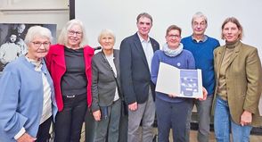 Geschafft! Haupt- und ehrenamtliche Mitarbeiter freuen sich über die erfolgreiche Auszeichnung (v.l.): Helga Lühr, Regina Hoffmann-Müller, Hannelore Löwe (ehrenamtliche Mitarbeiterinnen des Künstlermuseums), Ulrich Steffen (Geschäftsführer der Heinrich-Blunck-Stiftung), Henning Repetzky (freier Mitarbeiter des Künstlermuseums), Sigrid Paulsen-McCord (Presse- und Öffentlichkeitsarbeit Künstlermuseum), Sabine Behrens (Museumsleiterin).