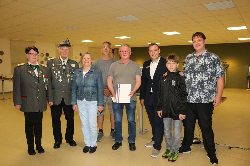 Mit dem frischgebackenen „Moin! Vereinsheld des Monats August“ Sönke Schöning (Mitte) von der Lensahner Schützengilde freuen sich (v. lks.) Birte Osten-Paschkewitz (Vorstandsmitglied), Helmut Groß (1. Ältermann), Jutta Voigt (2. KSV-Vorsitzende), Sven Neumann (Vorstandsmitglied), Christoph Langbehn (Sparkasse Holstein), Oliver Meisburger (Teilnehmer in Frankfurt und Neuss) und Bernd Meisburger (Pressewart und Jugendtrainer). (Foto: Carsten Stender, Kreissportverband Ostholstein)