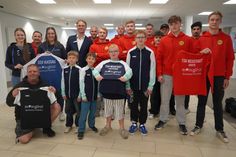Die Vertreter und Sportler der Vereine mit Filialleiter Karsten Wittorf (hi. 4. v. lks.).