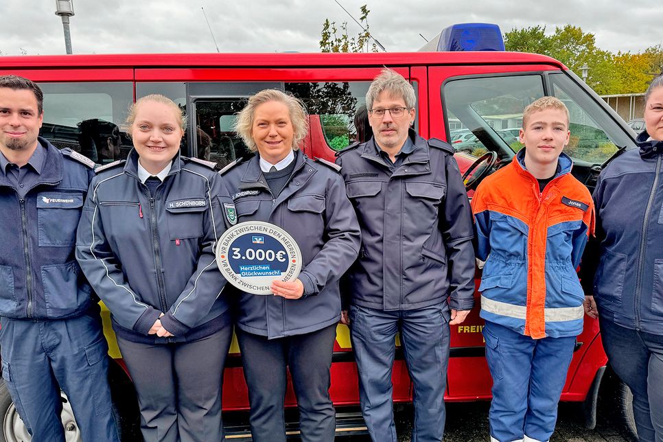 Die Kameradinnen und Kameraden der Freiwilligen Feuerwehren Lutterbek, Lebrade, Martensrade sowie Pülsen freuen sich über jeweils 3000,- Euro Unterstützung.