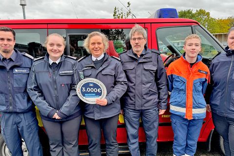 Die Kameradinnen und Kameraden der Freiwilligen Feuerwehren Lutterbek, Lebrade, Martensrade sowie Pülsen freuen sich über jeweils 3000,- Euro Unterstützung.