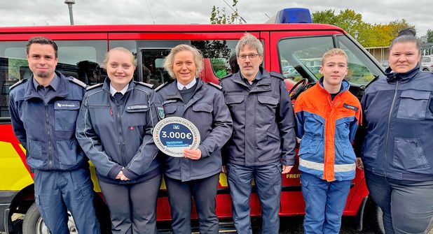 Die Kameradinnen und Kameraden der Freiwilligen Feuerwehren Lutterbek, Lebrade, Martensrade sowie Pülsen freuen sich über jeweils 3000,- Euro Unterstützung.