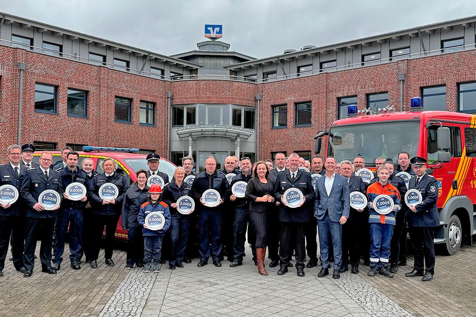 Die Kameradinnen und Kameraden der Freiwilligen Feuerwehr Lensahnerhof hatten mit ihren Fahrzeugen am Vorstandssitz Ost der VR Bank zwischen den Meeren in der Straße zum Windpark 9 in Lensahn einen schönen Rahmen für ein Gruppenfoto geschaffen.