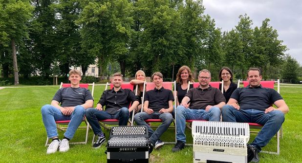 Das ehemalige Akkordeonensemble der Kreismusikschule Ostholstein gibt ein Konzert in der Jacob-Lienau-Schule.