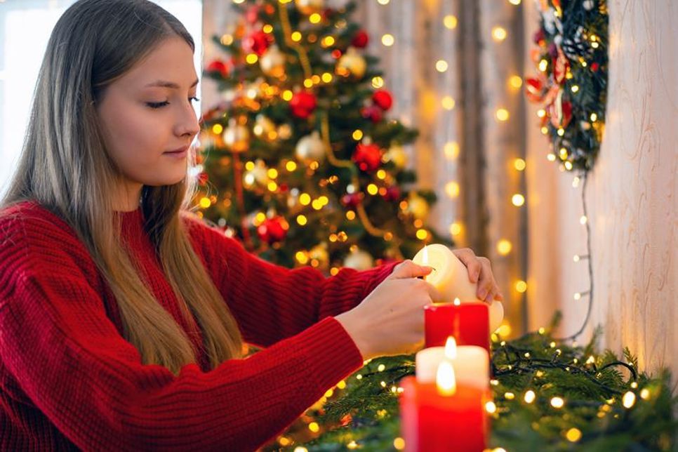 Weihnachtsbaum, Adventskränze und Kerzen können zur echten Gefahr werden. Foto: DJD/VKS-Verband der Kali- und Salzindustrie/Getty Images/Vitalii Petrushenko
