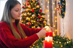 Weihnachtsbaum, Adventskränze und Kerzen können zur echten Gefahr werden. Foto: DJD/VKS-Verband der Kali- und Salzindustrie/Getty Images/Vitalii Petrushenko