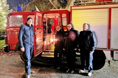 Letzter Einsatz für das mehr als dreißig Jahre alte Löschfahrzeug der Feuerwehr Köhn: Chris Ahlhorn, Tim Tietgen, Claudia Lilienthal und Tim Reinholdt holen das Friedenslicht von den Pfadfindern aus Schönberg.