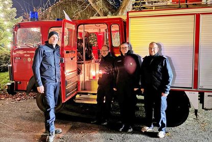 Letzter Einsatz für das mehr als dreißig Jahre alte Löschfahrzeug der Feuerwehr Köhn: Chris Ahlhorn, Tim Tietgen, Claudia Lilienthal und Tim Reinholdt holen das Friedenslicht von den Pfadfindern aus Schönberg.