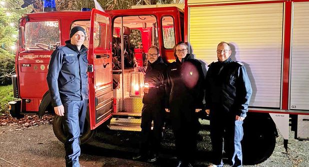 Letzter Einsatz für das mehr als dreißig Jahre alte Löschfahrzeug der Feuerwehr Köhn: Chris Ahlhorn, Tim Tietgen, Claudia Lilienthal und Tim Reinholdt holen das Friedenslicht von den Pfadfindern aus Schönberg.