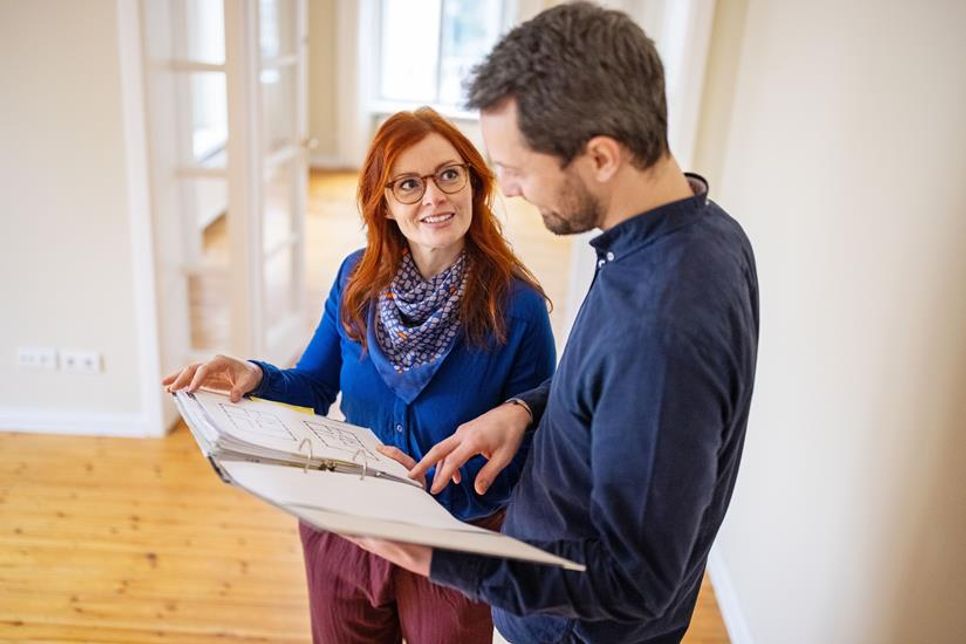 Solide finanziert ins eigene Zuhause: KfW-Darlehen mit günstigen Zinsen können den Immobilienkauf spürbar erleichtern. Foto: DJD/Dr. Klein Privatkunden/Getty Images/alvarez